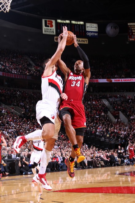 并围绕他的 并围绕他的