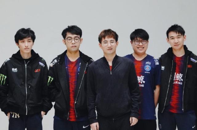 地把目光转 地把目光转